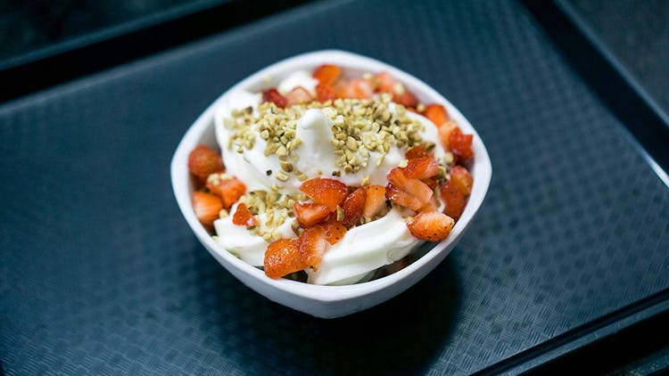 Greek yogurt provides protein that can help moderate blood sugar levels.